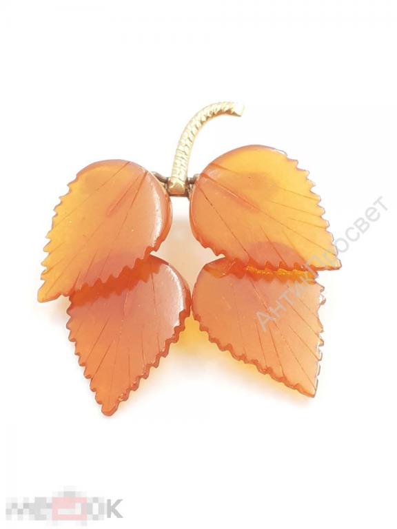 Брошь листья. Янтарь. Клеймо. СССР.   (12742)