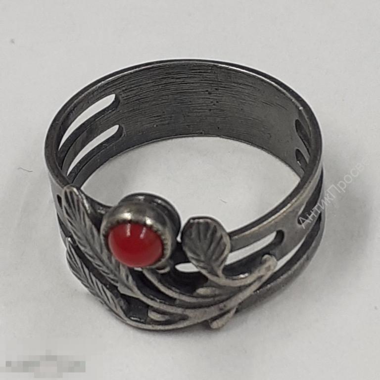 Кольцо с красным камнем. Серебро?   (10332)