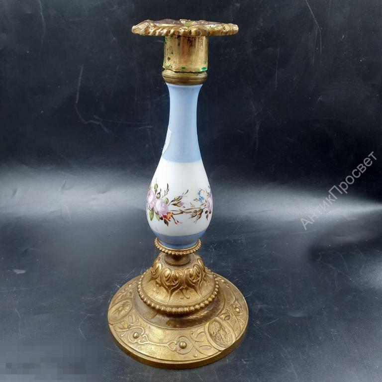 Старинный подсвечник. Бронза, фарфор, ручная роспись.  (Н - 9057)