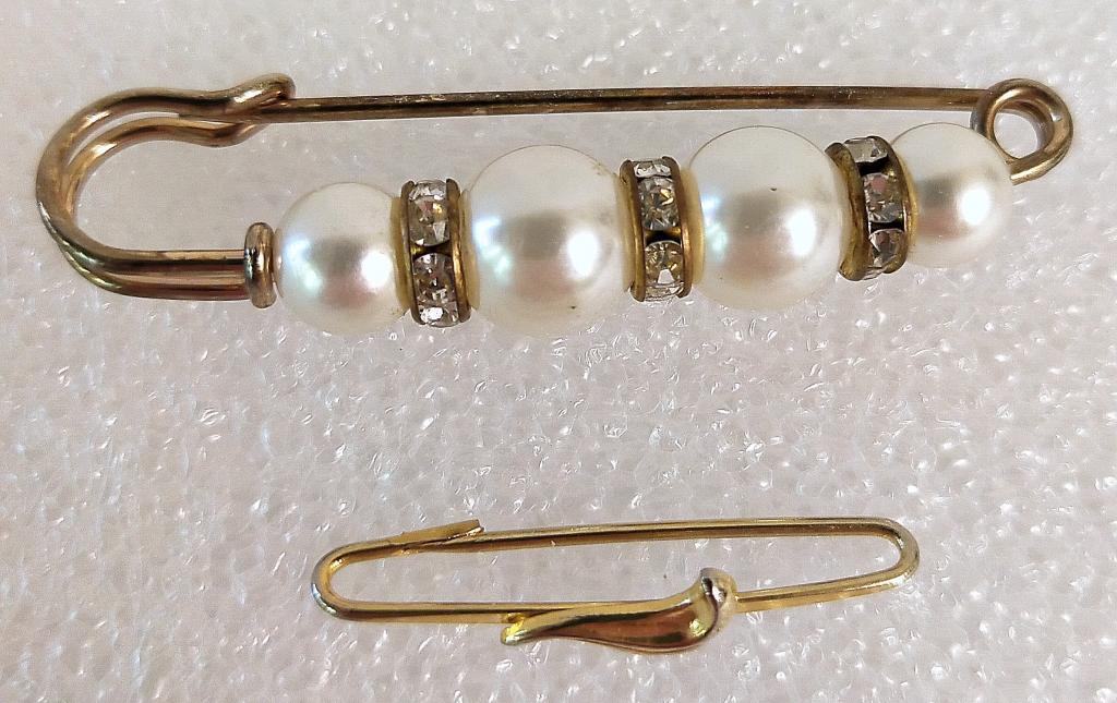 ВСЯКАЯ ВСЯЧИНА   Две БРОШИ ( 93 )