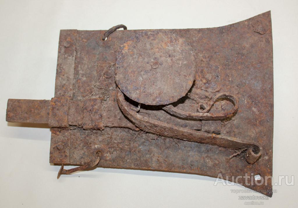 Большой старинный амбарный замок, винтаж, ретро.