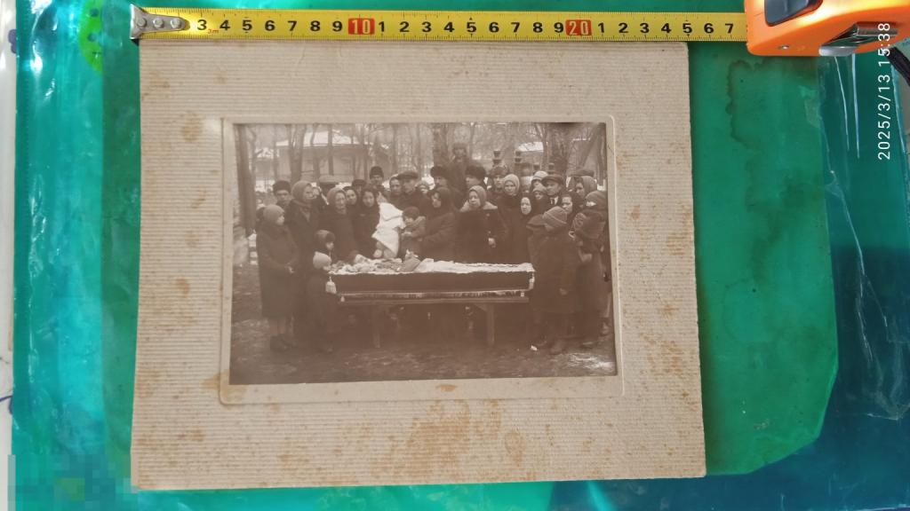 Реал фото. Похороны мужчины. Гроб, родственники, прощание на улице.