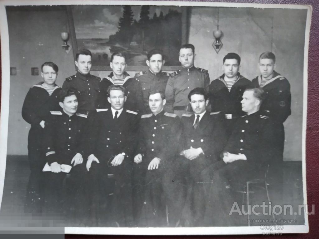 Флот .Матросы и офицеры  в разной форме нашивка..Архангельск 48 г