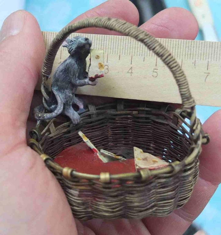 бронзовая статуэтка Мышка с сыром, миниатюра