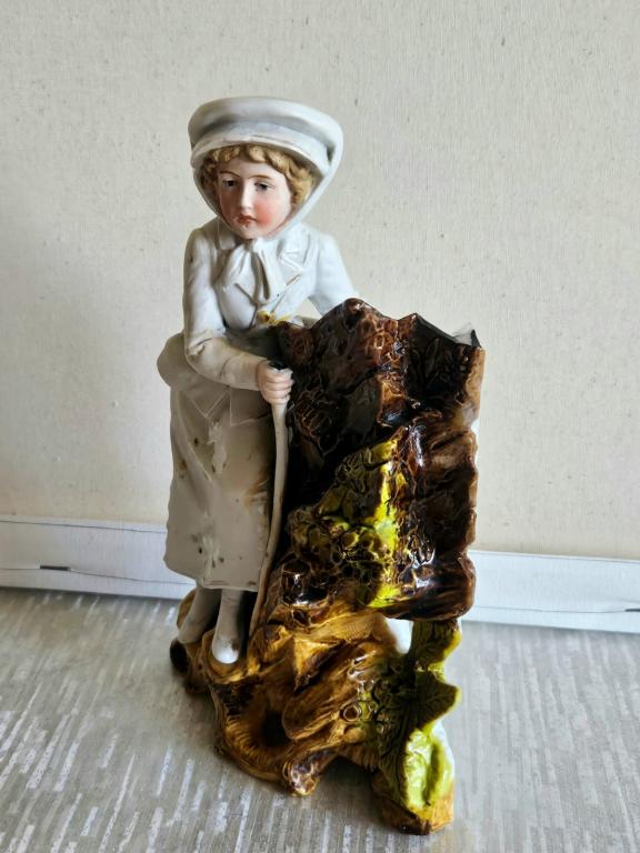 фарфоровая статуэтка Девушка на прогулке, старая Европа