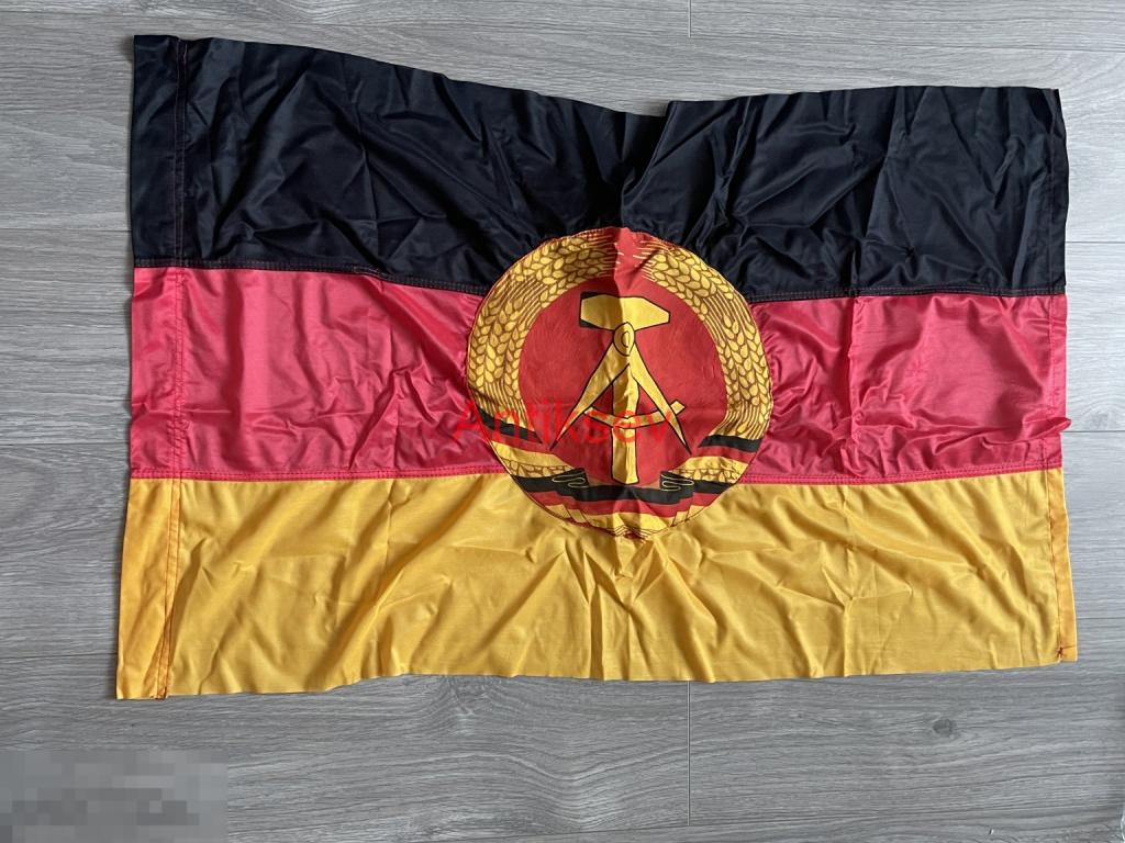 Флаг ГДР шелк герб пришит хорошее состояние 90*58