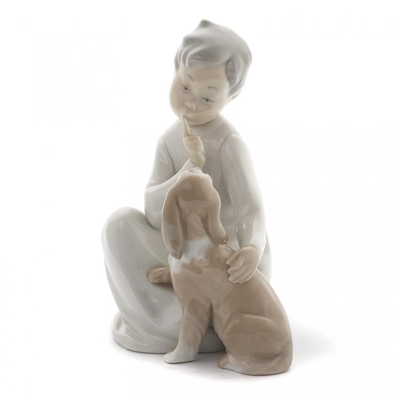 Фарфоровая фигура "Мальчик с собакой". Lladro