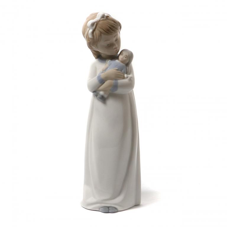 Фарфоровая фигура "Девочка с куклой" NAO by Lladro