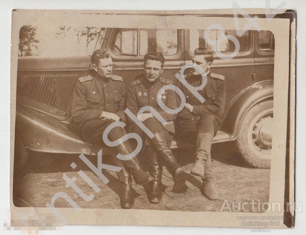 Автомобиль.Офицер артиллерист с наградами.