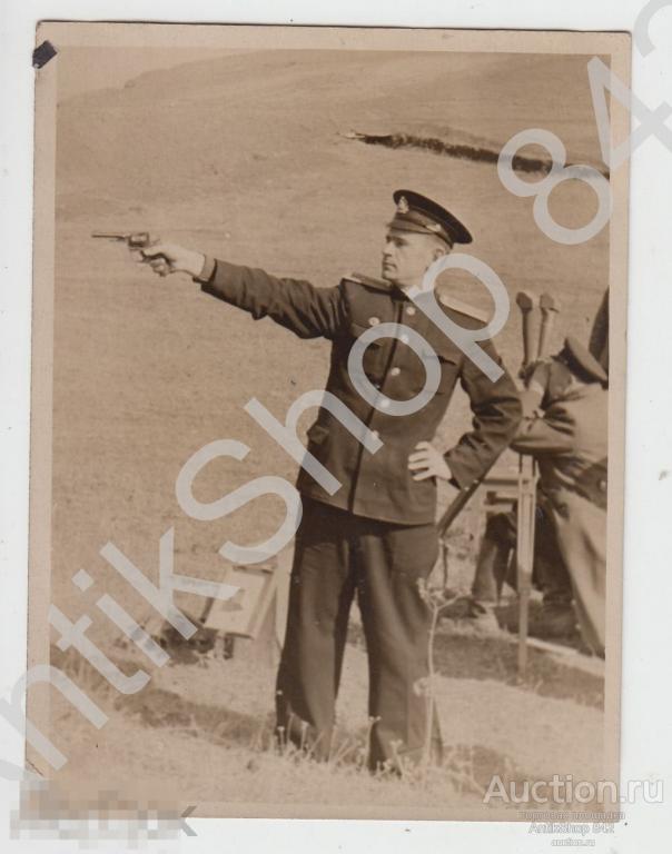 ВМФ.Морской офицер на стрельбах.Револьвер.