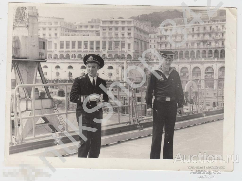 Моряки Черноморского флота в порту,форма,знаки,фотоаппарат ФЭД.
