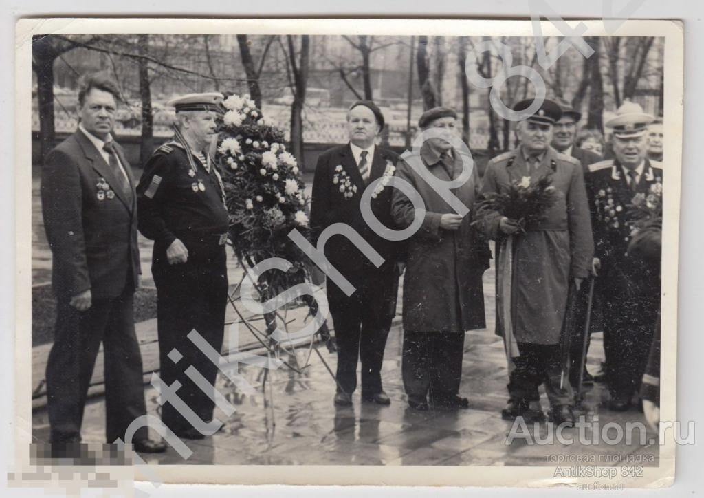 Ветераны моряки возлагают венки.