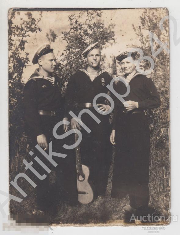 Матросы курят награды форма бляхи бескозырка. Крым Саки 1946г.