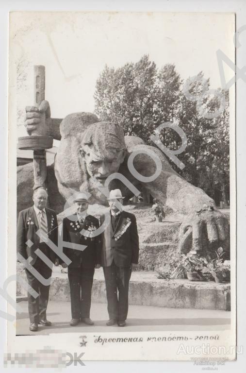 Брест.Брестская крепость.Ветераны у памятника.