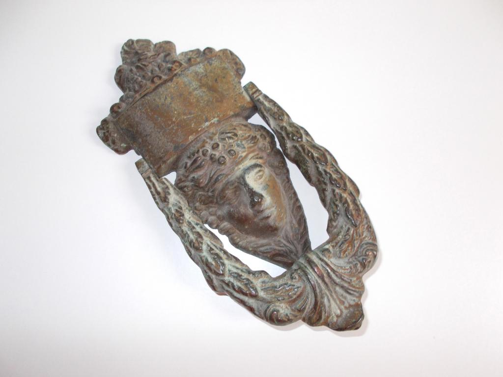 Старенькая и красивейшая дверная ручка. Дама. Бронза.