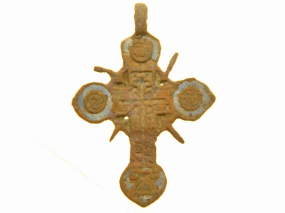 Нательный крест с сердцевидными окончаниями с эмалью