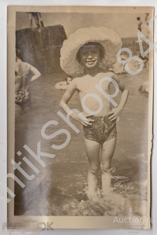 Море пляж мальчик шляпа 1976г. Гагры.