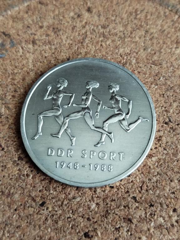 10 МАРОК ГДР 1988 ГОД.40 ЛЕТ СПОРТУ ГДР.ИЗ КОЛЛЕКЦИИ.