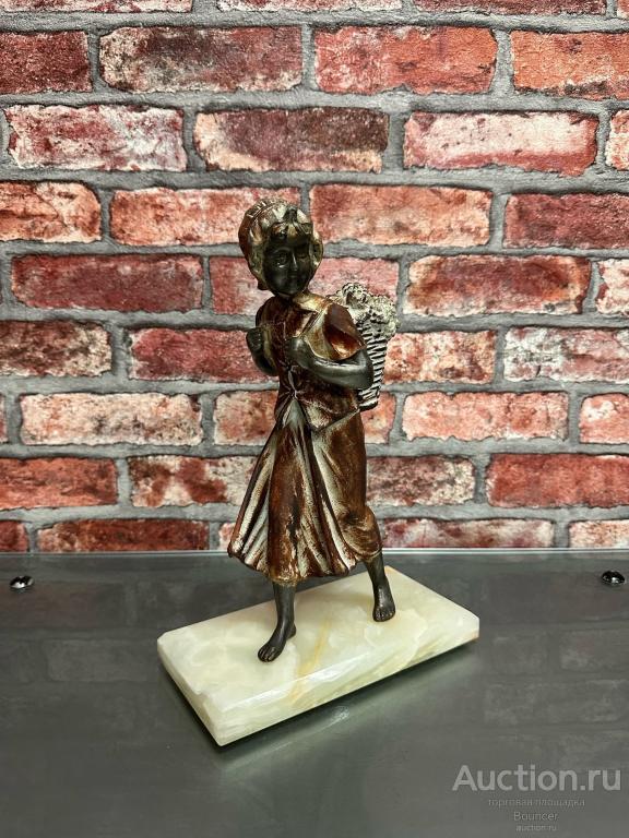 Антикварная скульптура "Девочка с корзинкой". Шпиатр, оникс. Франция, 19 век.
