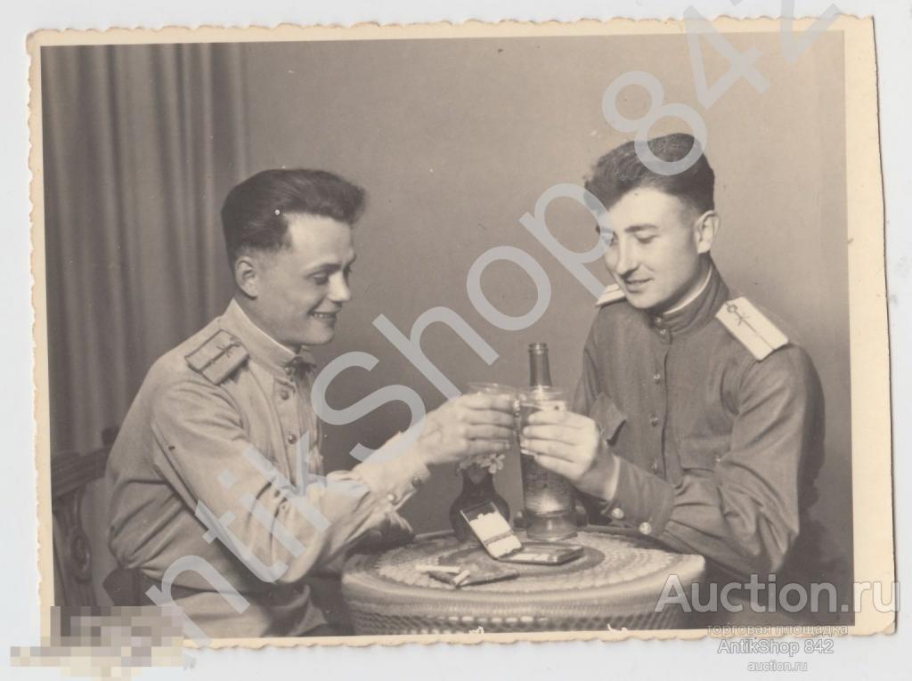 Советские офицеры артиллеристы. Тост за Победу. Водка сигареты портсигар.