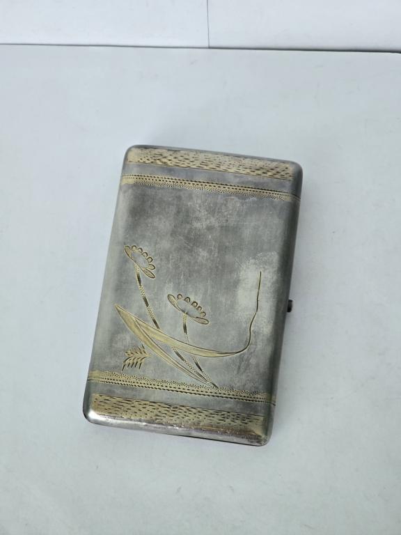 Серебряный портсигар с цветами. 84.