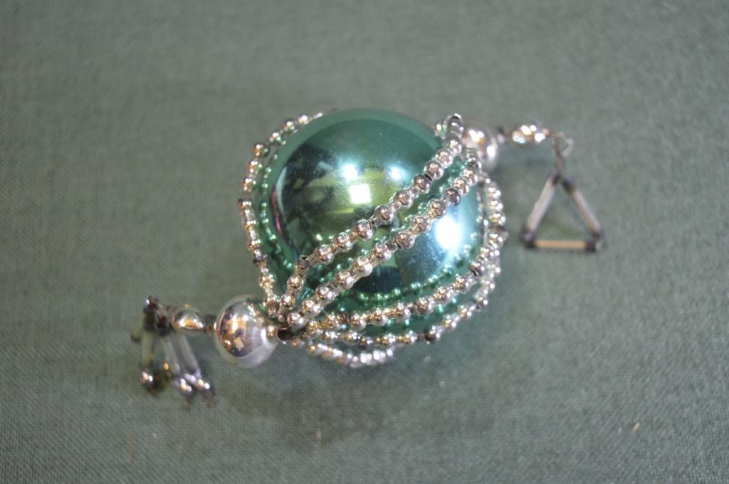 Игрушка елочная, стеклярус. Шар салатовый. Стекло.