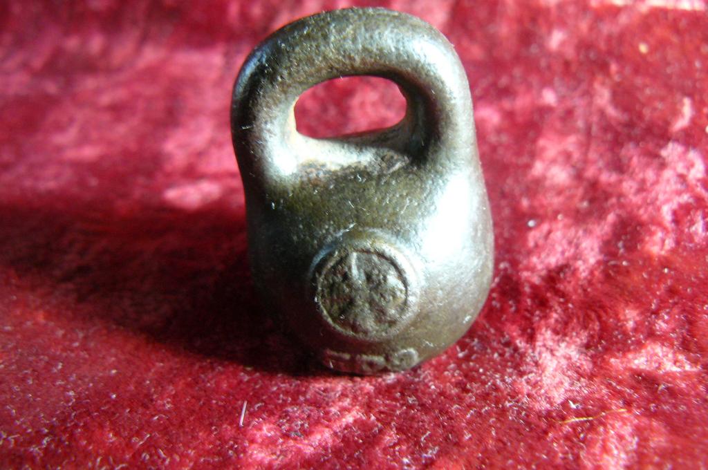 Старинная гирька 1 / 4 фунта.
