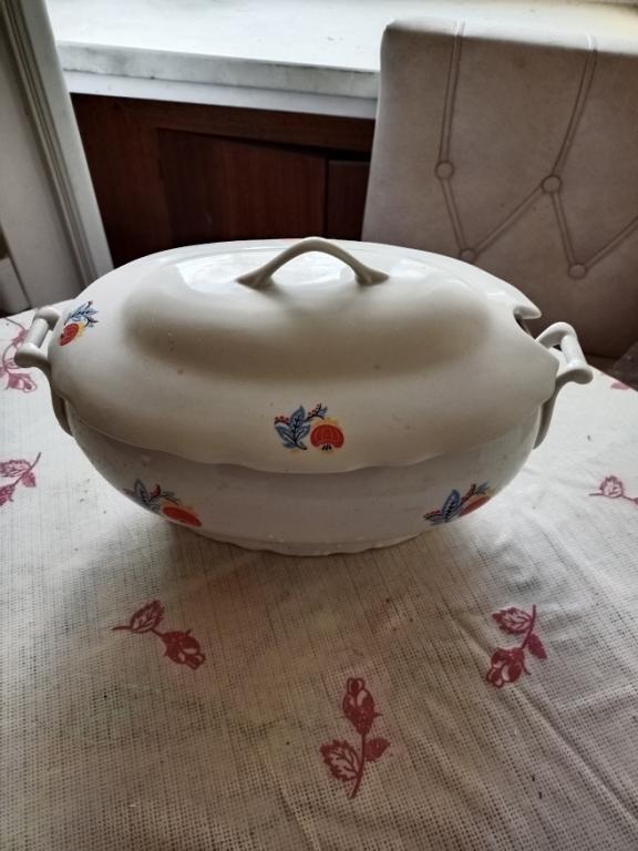 Супница фарфоровая овальная с крышкой из СССР (винтаж Коростень)
