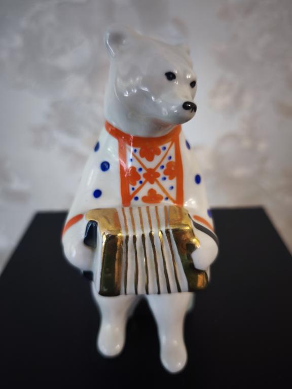 Фарфоровая статуэтка Мишка с гармонью Дулево.