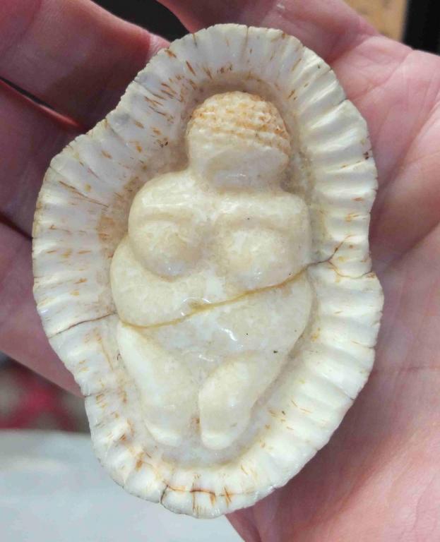 горельеф Палеолитическая Мадонна, авторская резьба по кости