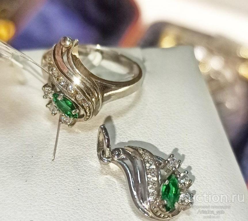 Набор: кольцо и подвеска. Серебро 925 п., изумруды, фианиты