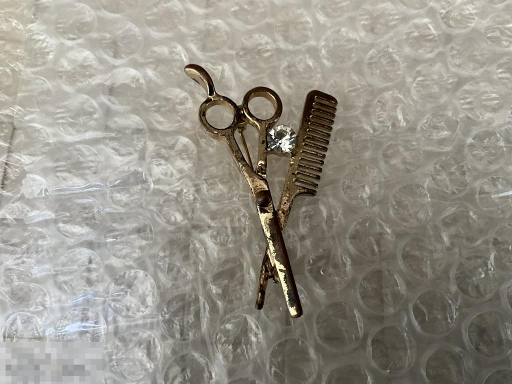 БРОШЬ брошка РАСЧЕСКА и НОЖНИЦЫ парикмахер цирюльник металл винтаж