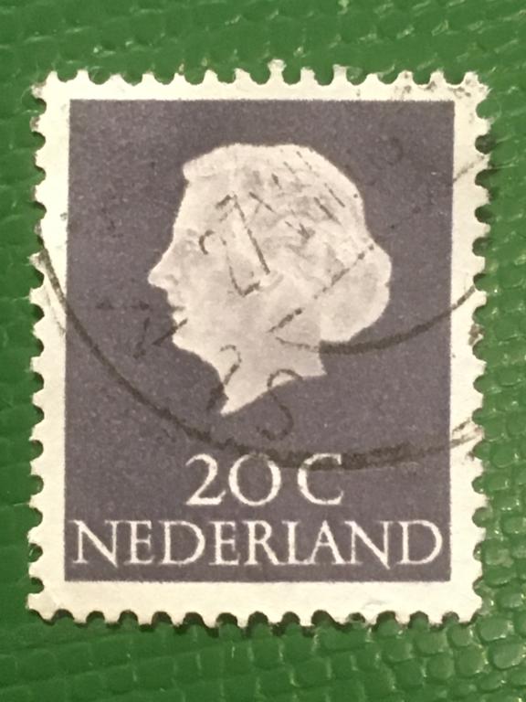 Марка.  Королева Юлиана. Стандартная серия.  Нидерланды. 1953 г.