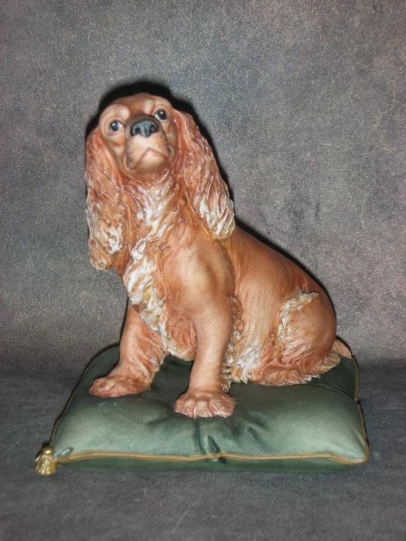 Статуэтка. Фарфор. Собака Спаниель на зелёной подушке. Capodimonte. Италия