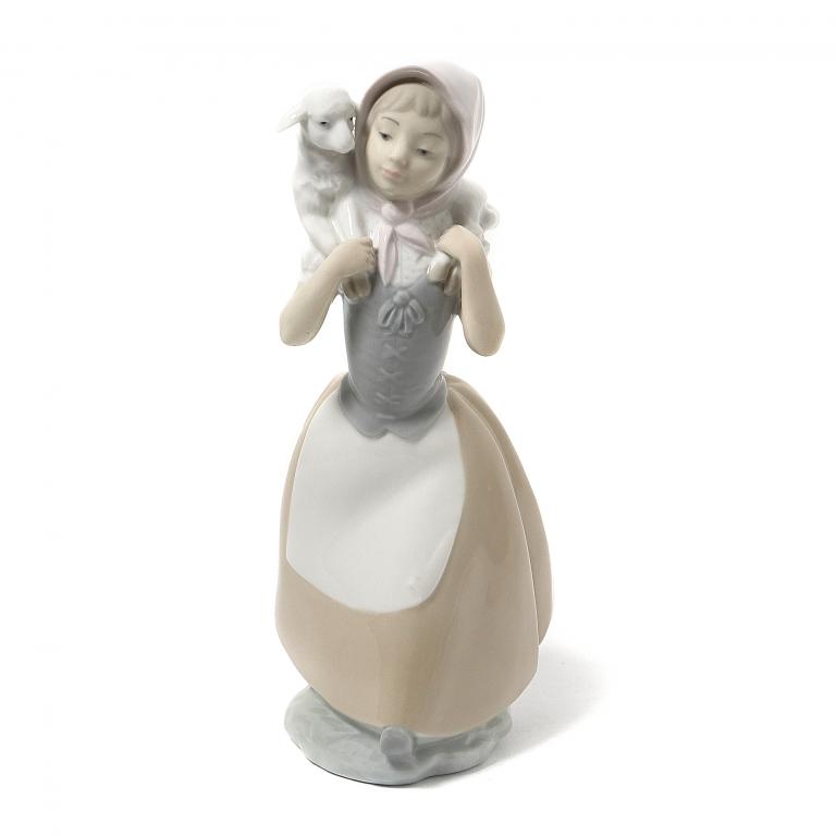 Фарфоровая фигура "Девочка с ягнёнком". NAO.
