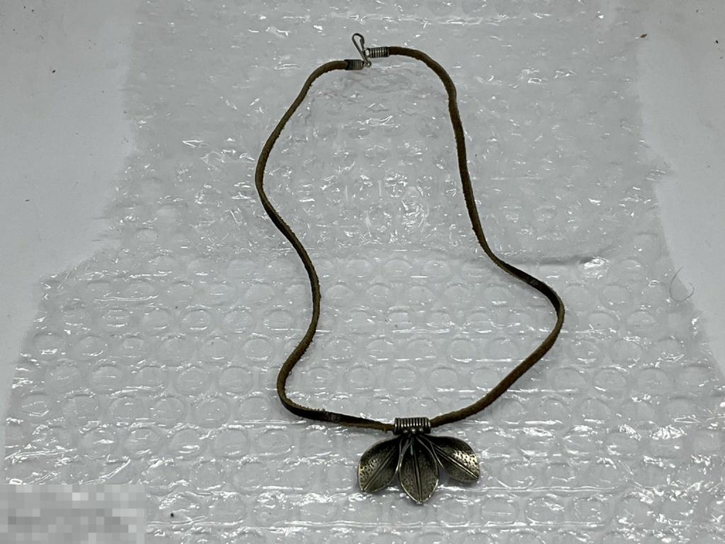 КУЛОН подвеска на кожаном шнурке трилистник листья винтаж  Отл