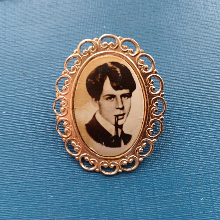 Значок Сергей Есенин альбом 6 лист  3