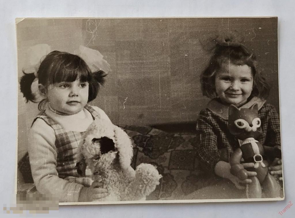 Фотография дети девочки, игрушка Кот в сапогах, собака #147*