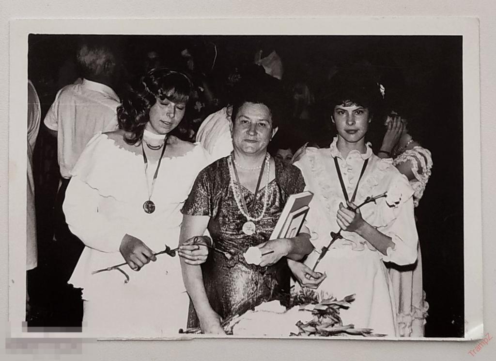 Фотография девушки в платьях, выпускной вечер, школьная медаль, школа учительница мода #148