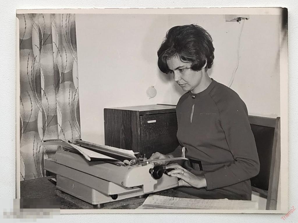 Фотография девушка секретарь машинистка печатная машинка #147