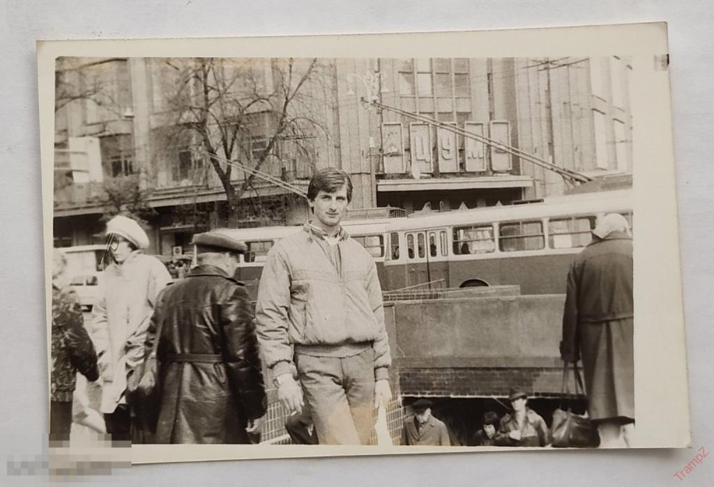 Фотография Киев ЦУМ, парень, магазин, троллейбус транспорт #147*