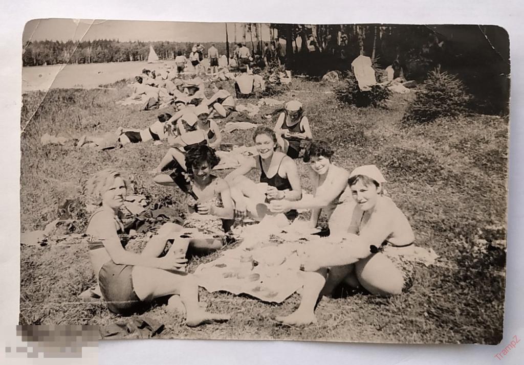 Фотография девушки в купальниках пьют вино, туризм поход пикник отдых на природе#149*