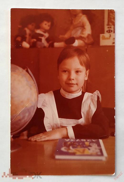 Фотография цветная девочка школьница ученица школа первоклассница букварь #149*