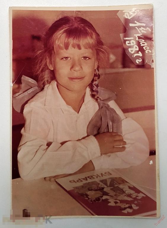 Фотография цветная портрет девочка первоклассница, школьница ученица, школа букварь #151