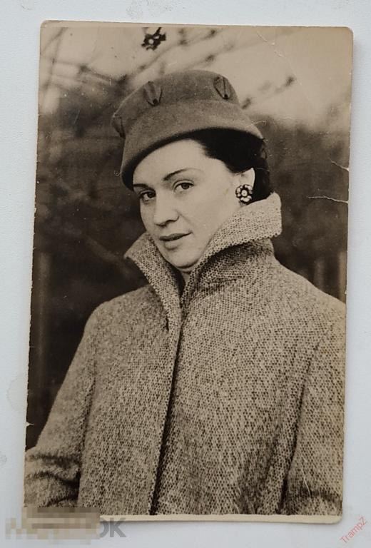 Фотография девушка в пальто шляпке, украшения серьги мода одежда  #151