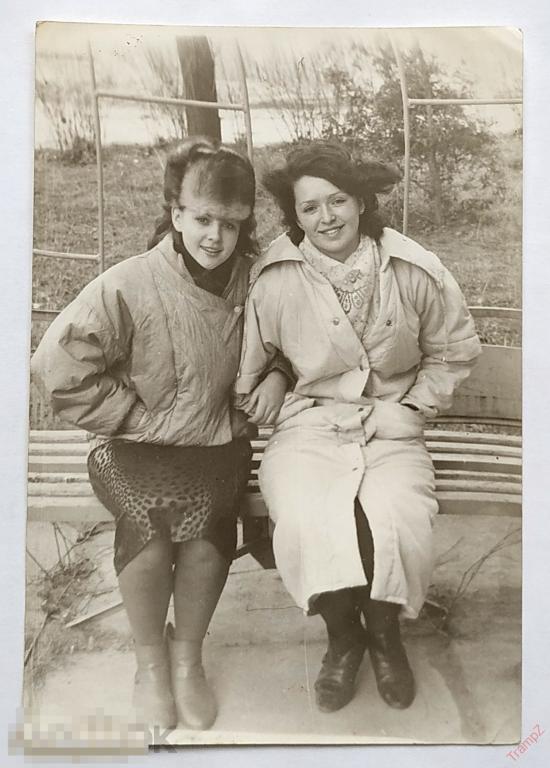 Фотография девушки мода одежда, пуховик, меховая шапка, леопардовая юбка, колготки, 90-е #151