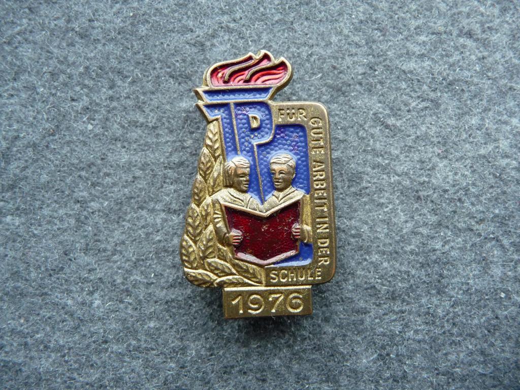 Значок ГДР : Юный Пионер "За отличную учёбу" 1976г. - Тяжёлый.