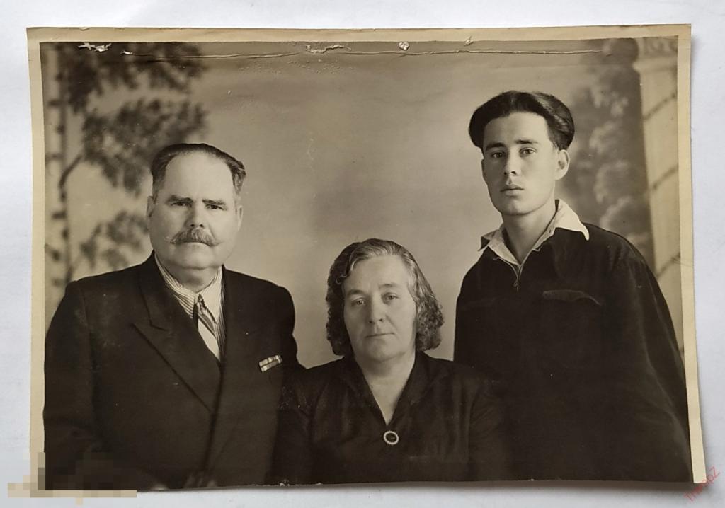 Фотография гвардии полковник Носков с семьей, мужчина женщина парень украшения брошь прическа #149*