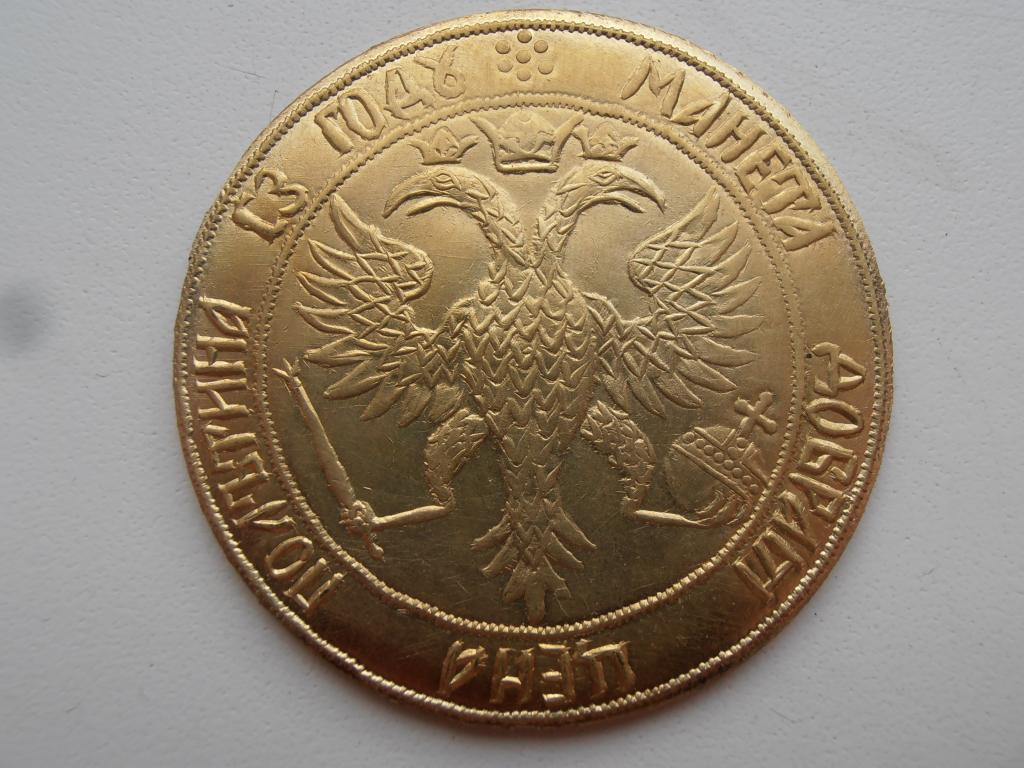 МОНЕТА ПОЛТИНА 1699 ПЁТР I ДАТА БУКВАМИ КОПИЯ ГУРТ ГЛАДКИЙ ЛАТУНЬ ПОД ЗОЛОТО