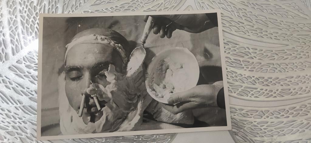 Фотография Снятие гипсовой маски с лица актера 1950 г